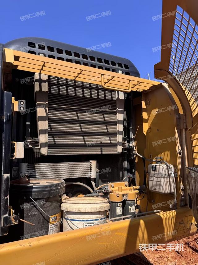 散熱器正面(大件艙室) 散熱器正面(大件艙室)