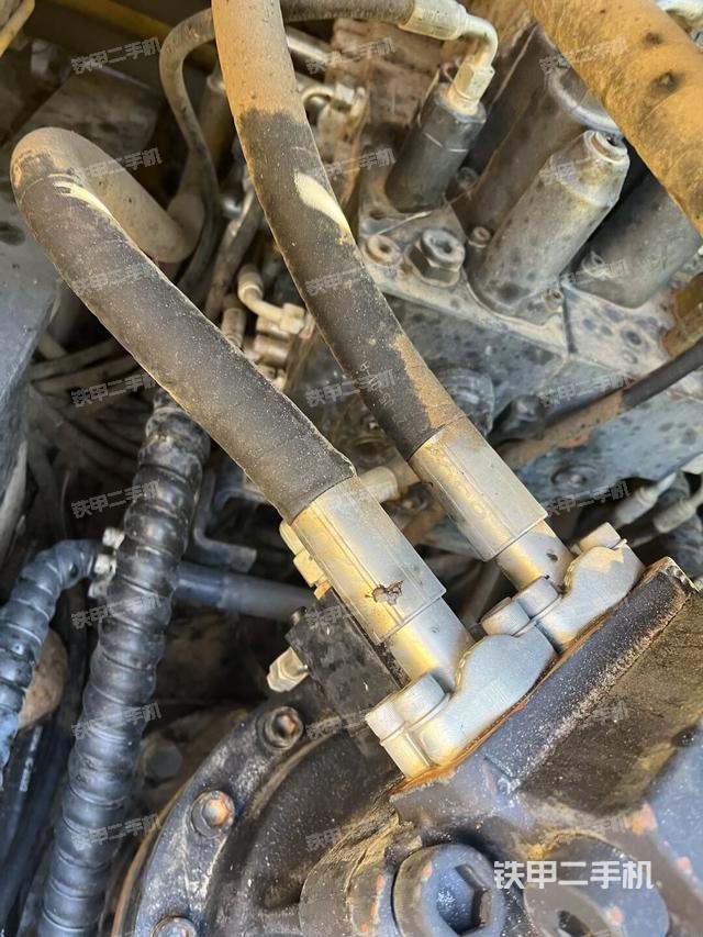 回转马达和主控阀(整机外观) 回转马达和主控阀(整机外观)