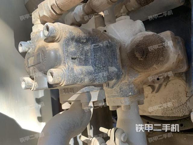 液壓泵艙室正面整體（整機外觀）