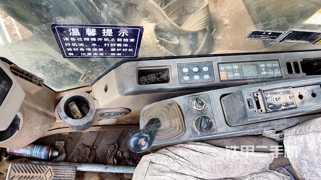 行走控制手柄和踏板 俯拍(驾驶室部分) 行走控制手柄和踏板 俯拍(驾驶室部分)