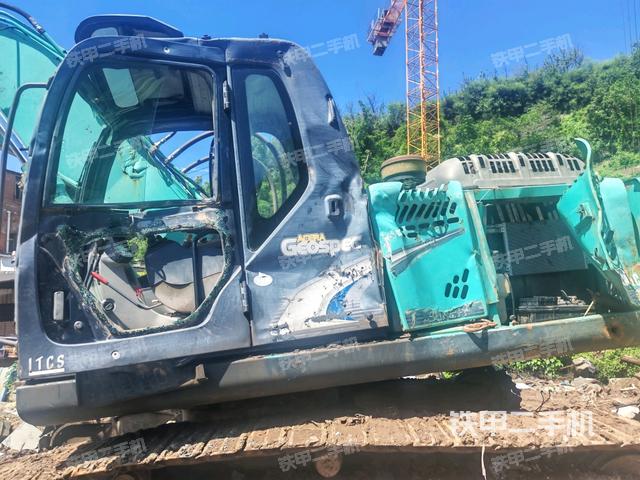 行走控制手柄和踏板?俯拍(駕駛室部分) 行走控制手柄和踏板?俯拍(駕駛室部分)