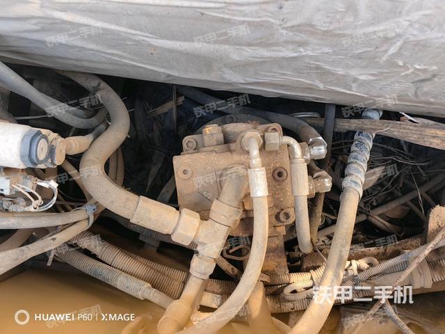 回转马达和主控阀(整机外观) 回转马达和主控阀(整机外观)