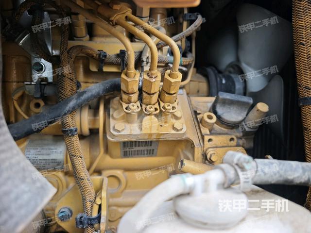 回转马达和主控阀(整机外观) 回转马达和主控阀(整机外观)