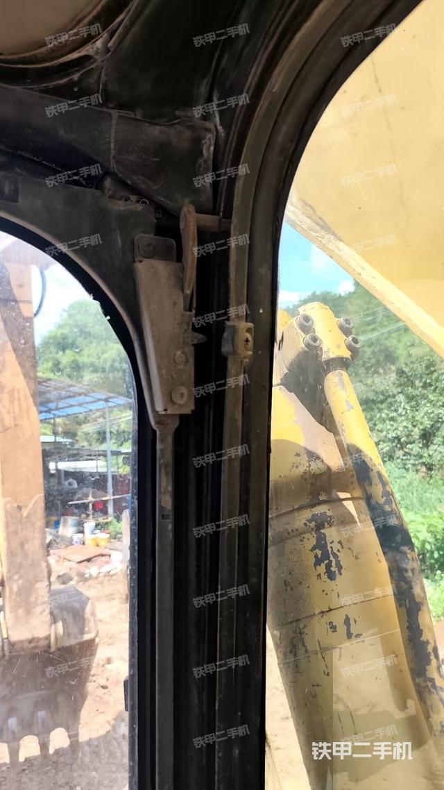 左后方玻璃角標(biāo)(駕駛室部分) 左后方玻璃角標(biāo)(駕駛室部分)