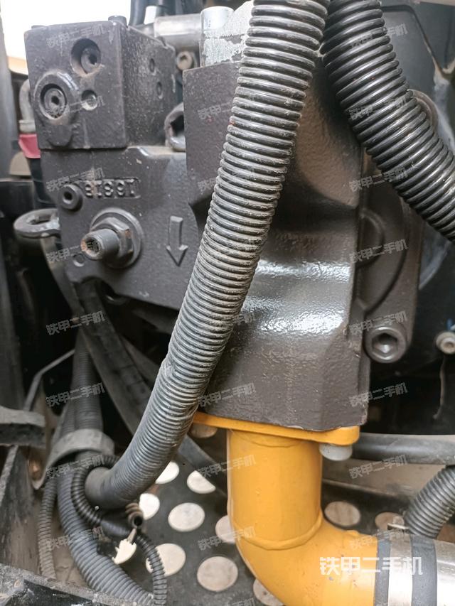 液壓泵艙室正面整體(整機(jī)外觀) 液壓泵艙室正面整體(整機(jī)外觀)