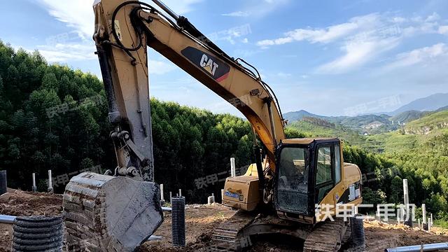 转盘和下车架正前(工作和回转装置) 转盘和下车架正前(工作和回转装置)