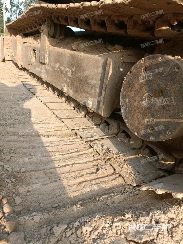 單側(cè)履帶整體(整機(jī)外觀) 單側(cè)履帶整體(整機(jī)外觀)