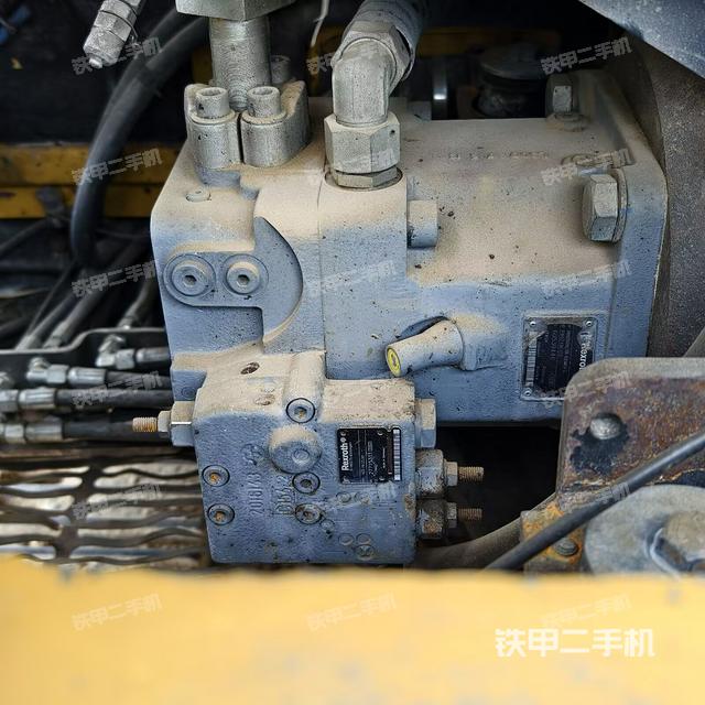 液压泵舱室正面整体(整机外观) 液压泵舱室正面整体(整机外观)