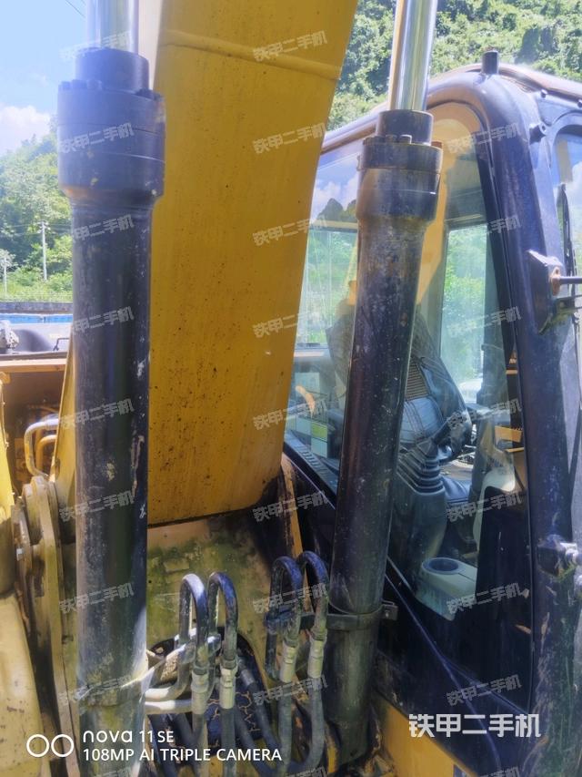 大臂油缸整体 竖拍(工作和回转装置) 大臂油缸整体 竖拍(工作和回转装置)