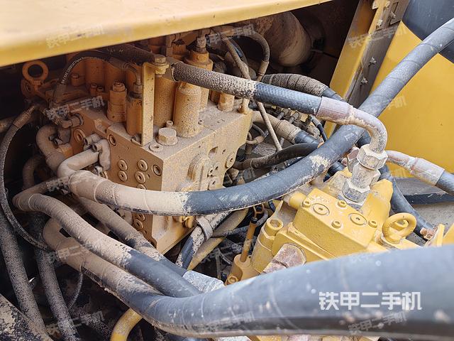 回轉(zhuǎn)馬達(dá)和主控閥(整機(jī)外觀) 回轉(zhuǎn)馬達(dá)和主控閥(整機(jī)外觀)