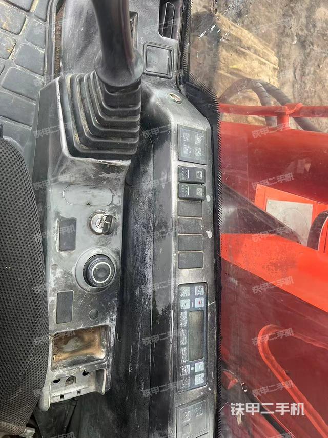 驾驶室整体(整机外观) 驾驶室整体(整机外观)