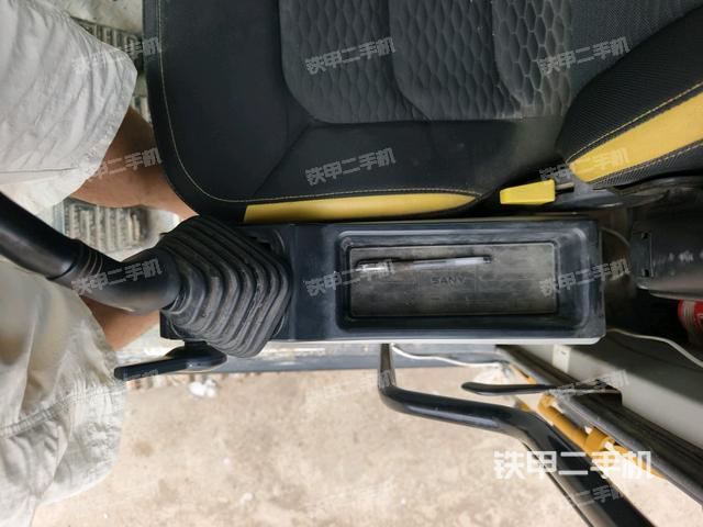 座椅右側(cè)控制臺/鑰匙門/油門/含右手柄(駕駛室部分) 座椅右側(cè)控制臺/鑰匙門/油門/含右手柄(駕駛室部分)