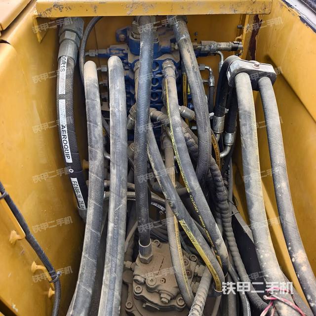 回转马达和主控阀(整机外观) 回转马达和主控阀(整机外观)