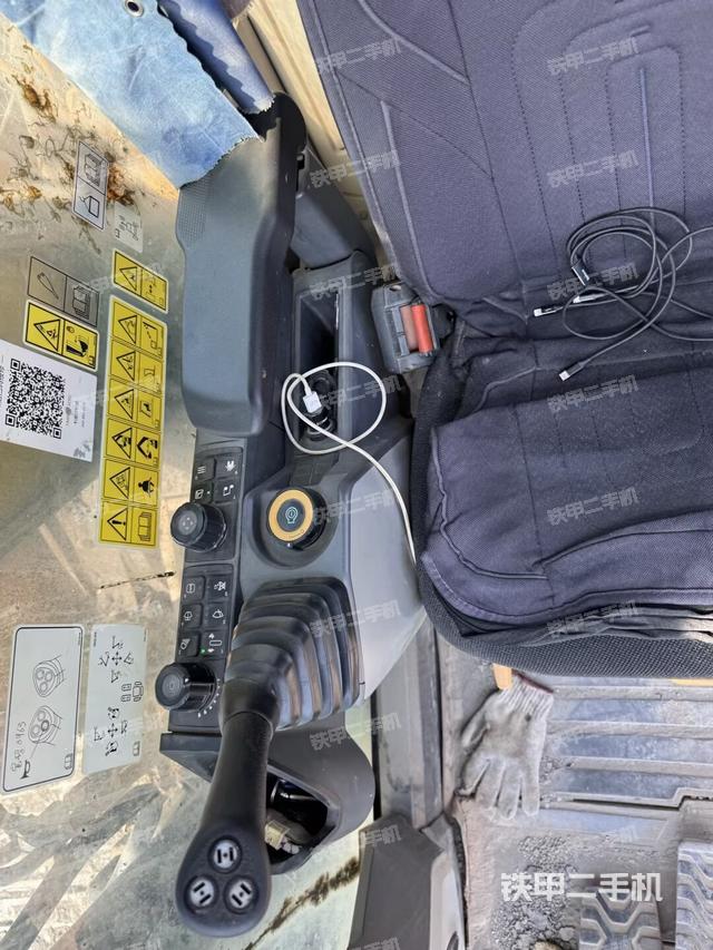 座椅右侧控制台/钥匙门/油门/含右手柄（驾驶室部分）