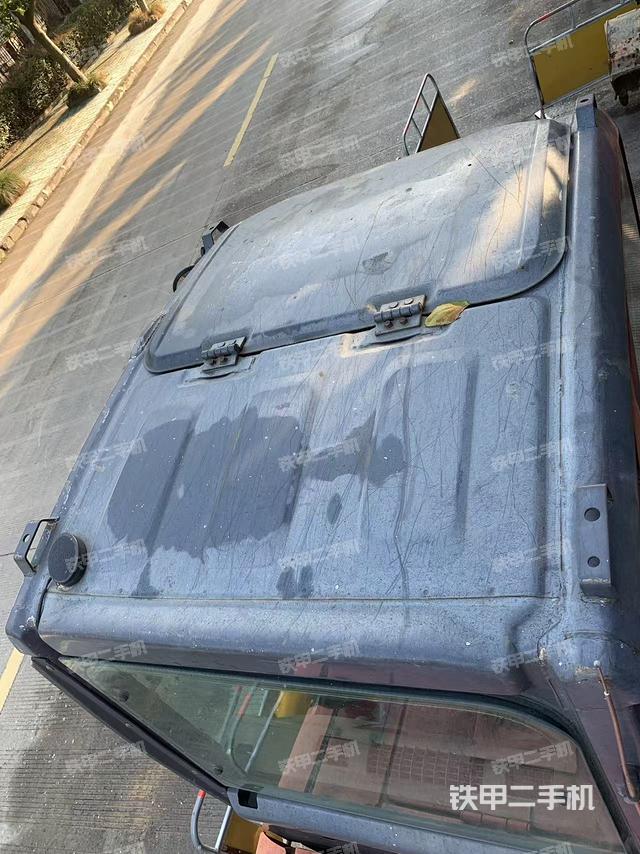 駕駛室頂部（整機外觀）