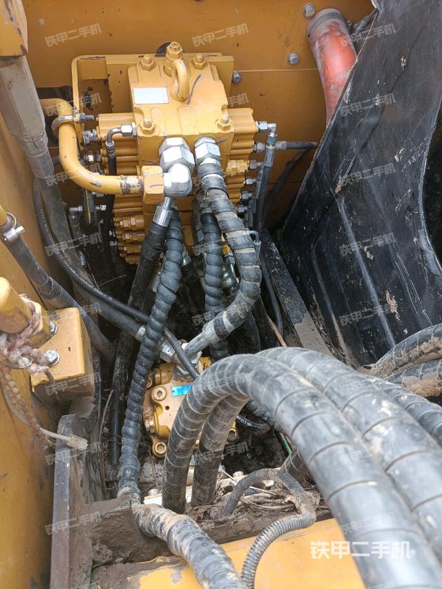 回轉(zhuǎn)馬達(dá)和主控閥(整機(jī)外觀) 回轉(zhuǎn)馬達(dá)和主控閥(整機(jī)外觀)