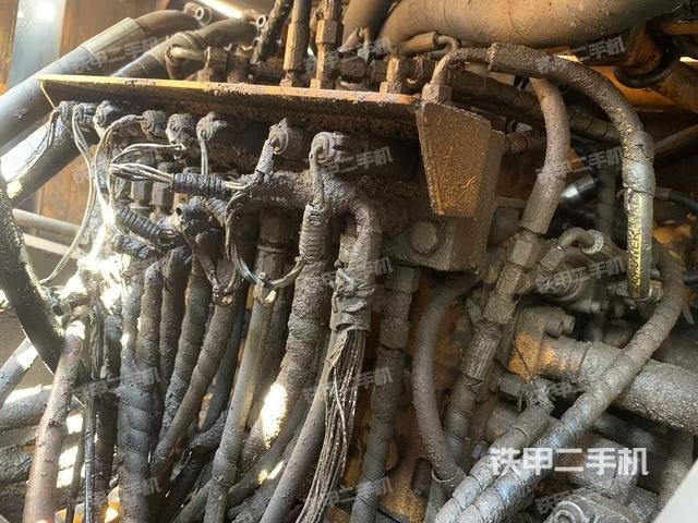 回轉(zhuǎn)馬達(dá)和主控閥（整機(jī)外觀）