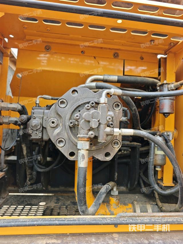 液压泵舱室正面整体(整机外观) 液压泵舱室正面整体(整机外观)