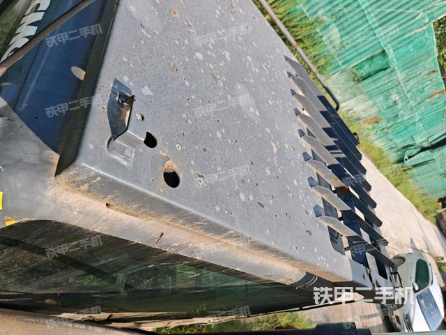 駕駛室頂部(整機(jī)外觀) 駕駛室頂部(整機(jī)外觀)