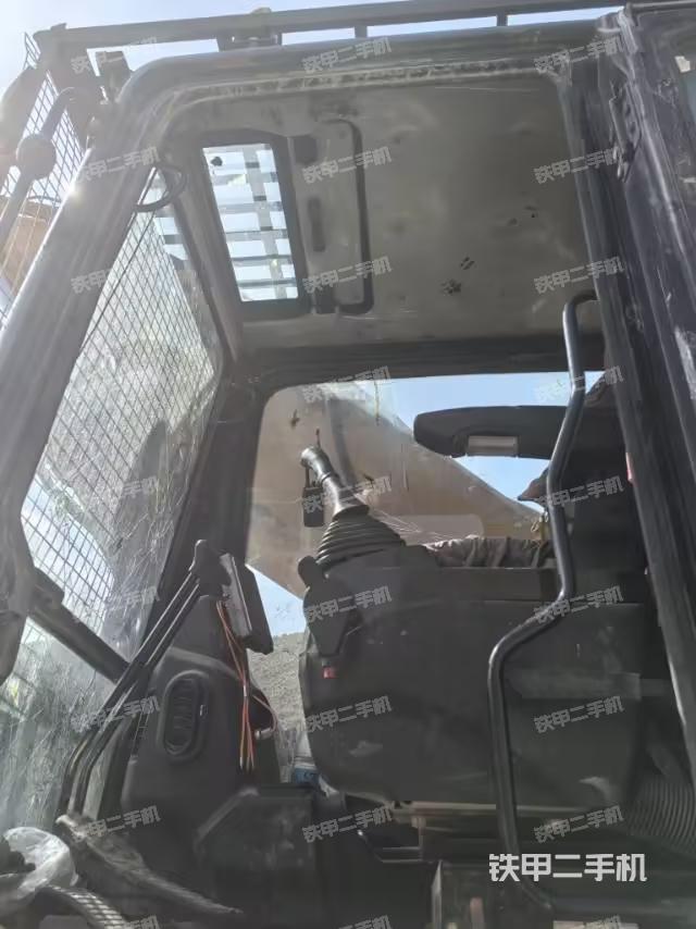 驾驶室整体(整机外观) 驾驶室整体(整机外观)