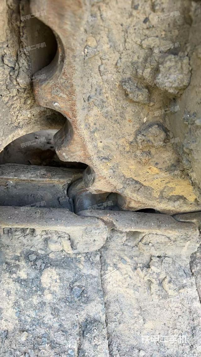 單側(cè)履帶整體(整機(jī)外觀(guān)) 單側(cè)履帶整體(整機(jī)外觀(guān))