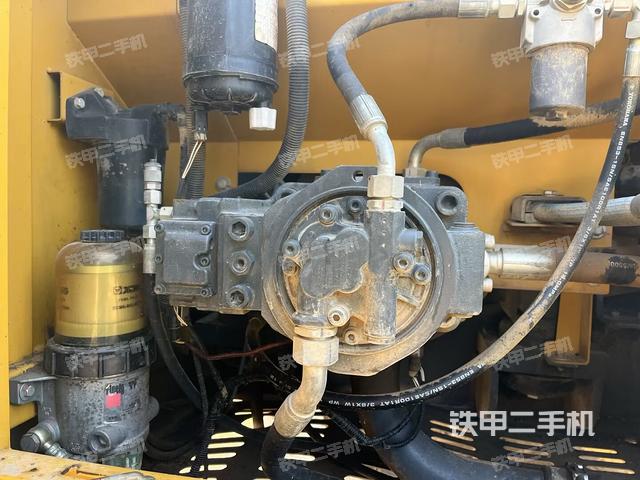 液压泵舱室正面整体(整机外观) 液压泵舱室正面整体(整机外观)