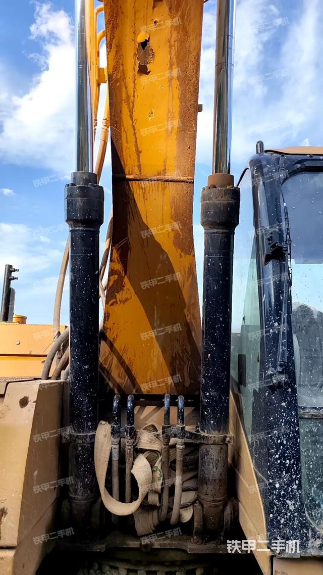 铲斗右后整体(工作和回转装置) 铲斗右后整体(工作和回转装置)