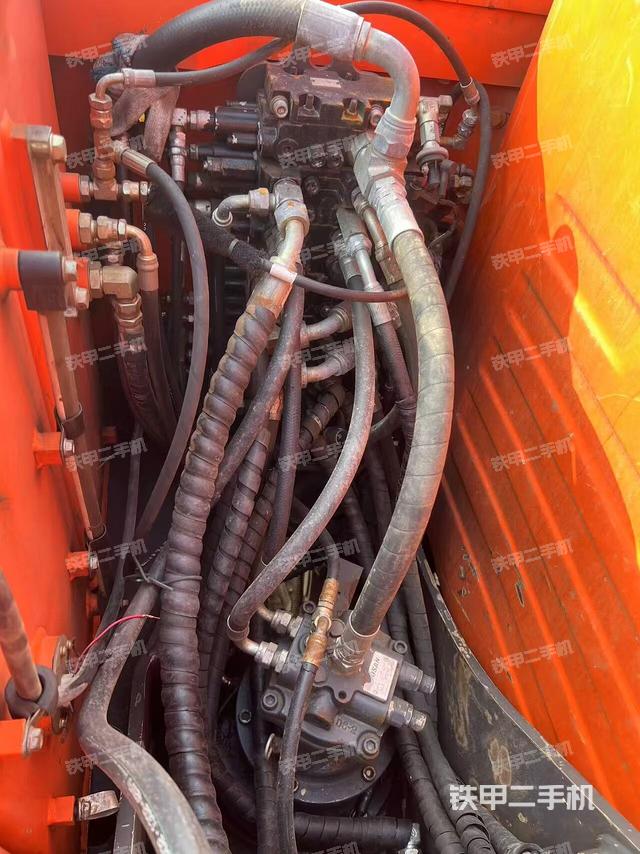 回转马达和主控阀(整机外观) 回转马达和主控阀(整机外观)