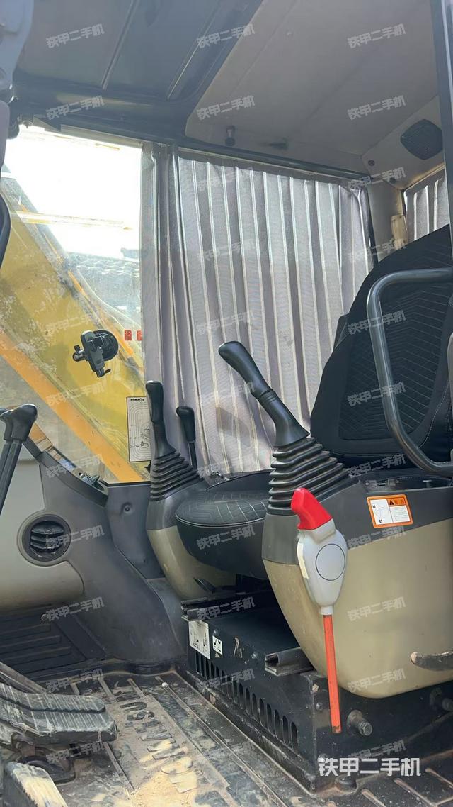 駕駛室整體(整機(jī)外觀(guān)) 駕駛室整體(整機(jī)外觀(guān))