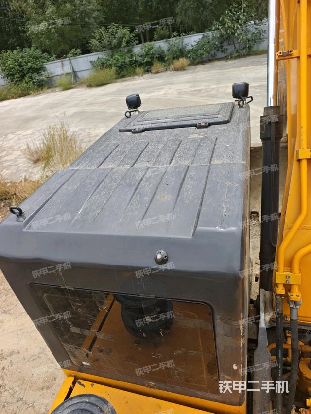 駕駛室頂部(整機(jī)外觀) 駕駛室頂部(整機(jī)外觀)