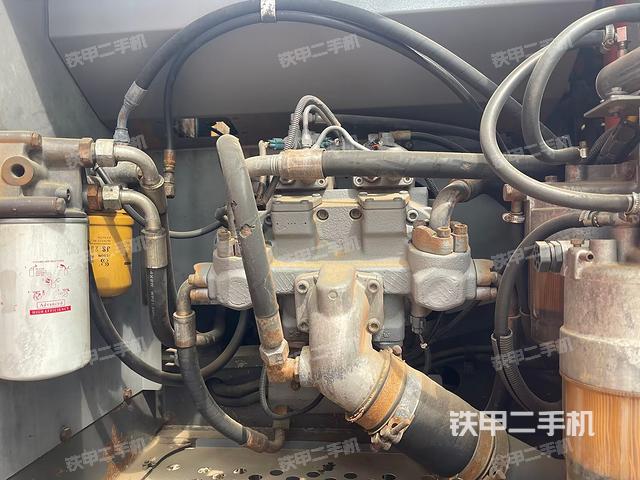 液压泵舱室正面整体(整机外观) 液压泵舱室正面整体(整机外观)