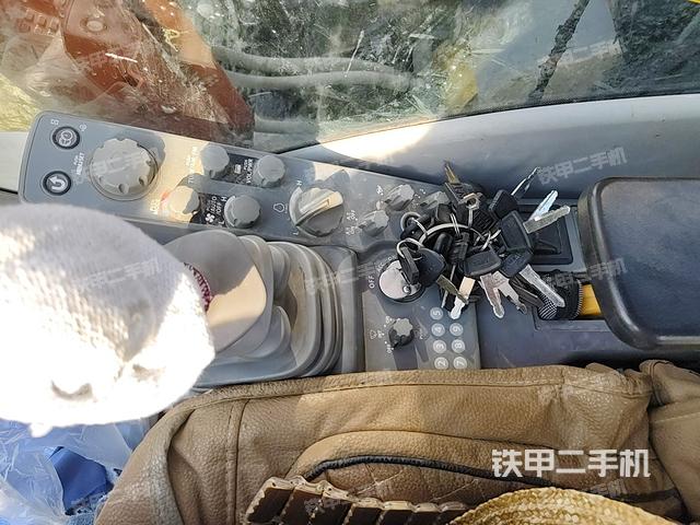 座椅右側(cè)控制臺(tái)/鑰匙門/油門/含右手柄(駕駛室部分) 座椅右側(cè)控制臺(tái)/鑰匙門/油門/含右手柄(駕駛室部分)