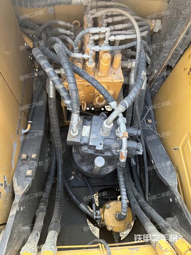 回转马达和主控阀(整机外观) 回转马达和主控阀(整机外观)