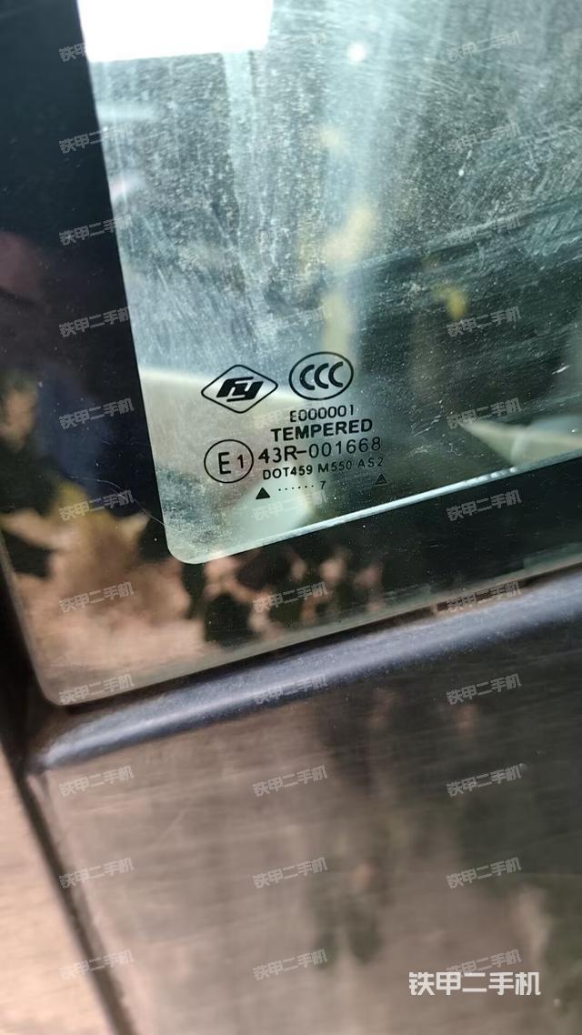 行走控制手柄和踏板?俯拍(駕駛室部分) 行走控制手柄和踏板?俯拍(駕駛室部分)