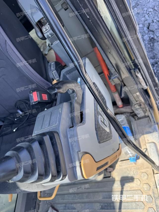 座椅左侧控制台/音响/含左手柄（驾驶室部分）