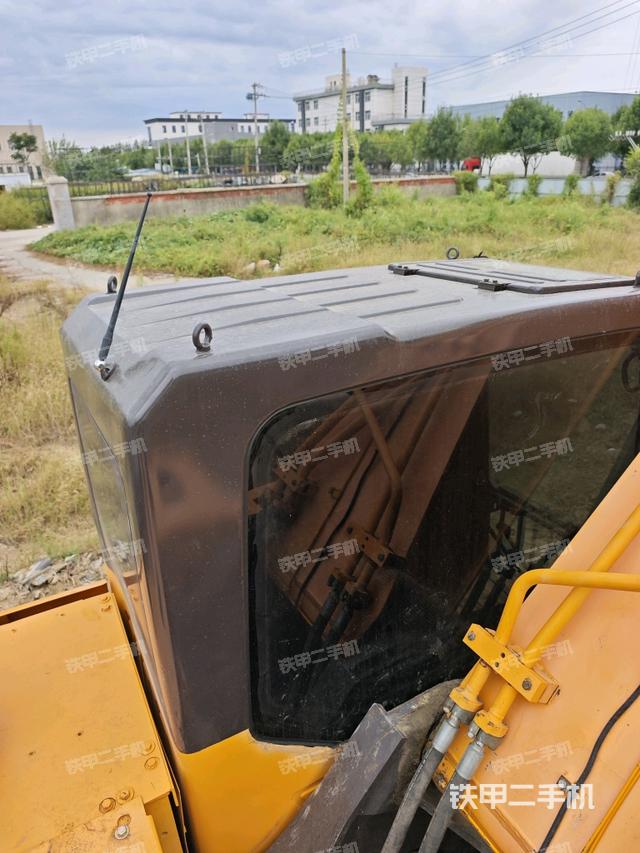 驾驶室顶部(整机外观) 驾驶室顶部(整机外观)