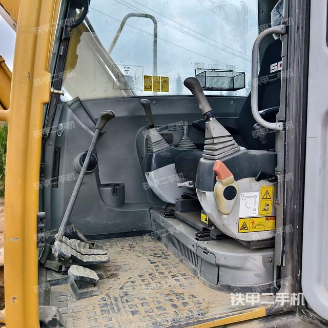 驾驶室顶部(整机外观) 驾驶室顶部(整机外观)