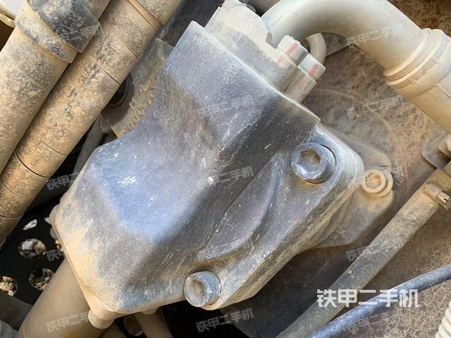 液压泵舱室正面整体（整机外观）