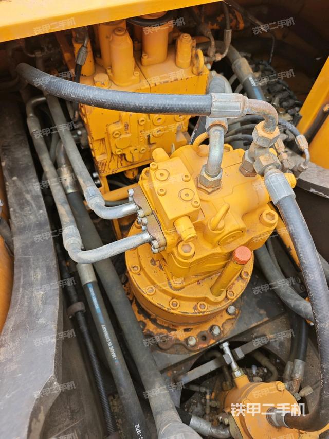 回轉(zhuǎn)馬達(dá)和主控閥(整機(jī)外觀) 回轉(zhuǎn)馬達(dá)和主控閥(整機(jī)外觀)