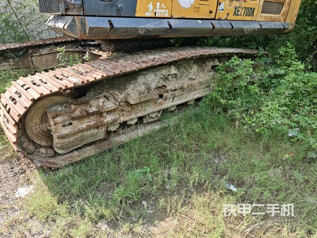 單側(cè)履帶整體(整機(jī)外觀) 單側(cè)履帶整體(整機(jī)外觀)