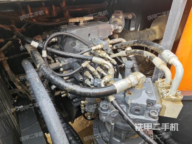 回轉(zhuǎn)馬達(dá)和主控閥(整機(jī)外觀) 回轉(zhuǎn)馬達(dá)和主控閥(整機(jī)外觀)