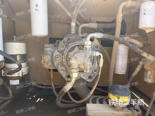 液压泵舱室正面整体（整机外观）