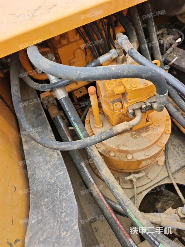 回转马达和主控阀(整机外观) 回转马达和主控阀(整机外观)