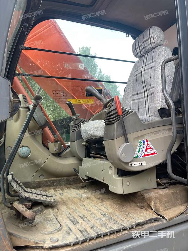 驾驶室整体(整机外观) 驾驶室整体(整机外观)