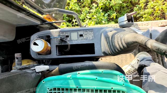 座椅左侧控制台/音响/含左手柄(驾驶室部分) 座椅左侧控制台/音响/含左手柄(驾驶室部分)