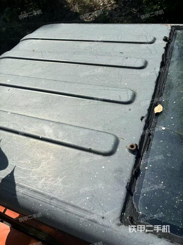 駕駛室頂部（整機外觀）