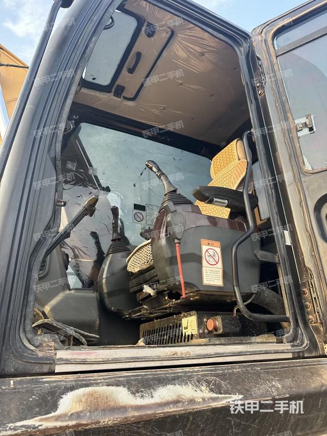 驾驶室整体(整机外观) 驾驶室整体(整机外观)