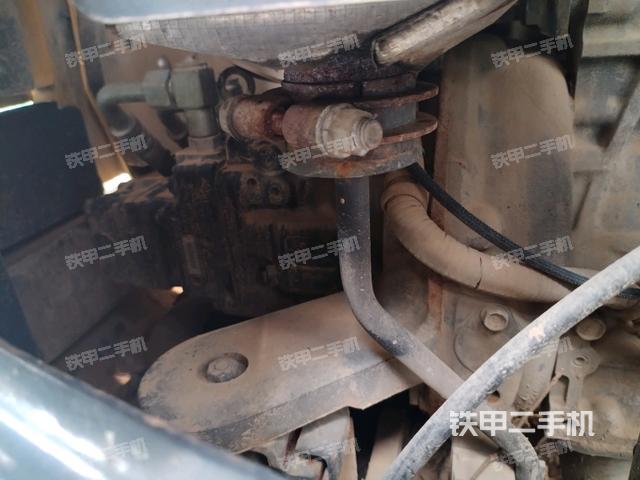 回转马达和主控阀(整机外观) 回转马达和主控阀(整机外观)