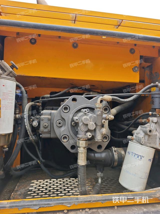 液壓泵艙室正面整體(整機(jī)外觀) 液壓泵艙室正面整體(整機(jī)外觀)