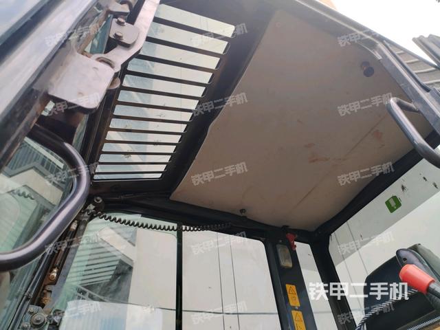 驾驶室顶部(整机外观) 驾驶室顶部(整机外观)